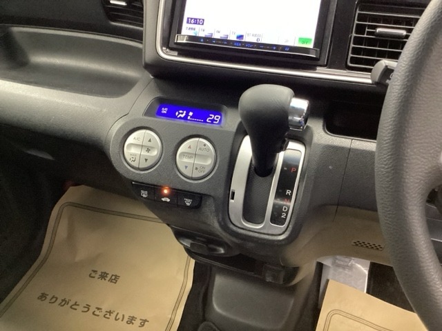 運転席周辺のスマートなレイアウトが、操作のしやすさを実現。快適なドライブをサポートします。