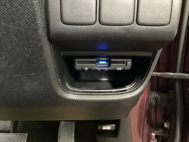 高速道路のご利用時にとても便利なETC車載器付。カードをセットするだけで高速道路を利用でき、お財布にも優しく，料金所をノンストップで通過でき便利です。