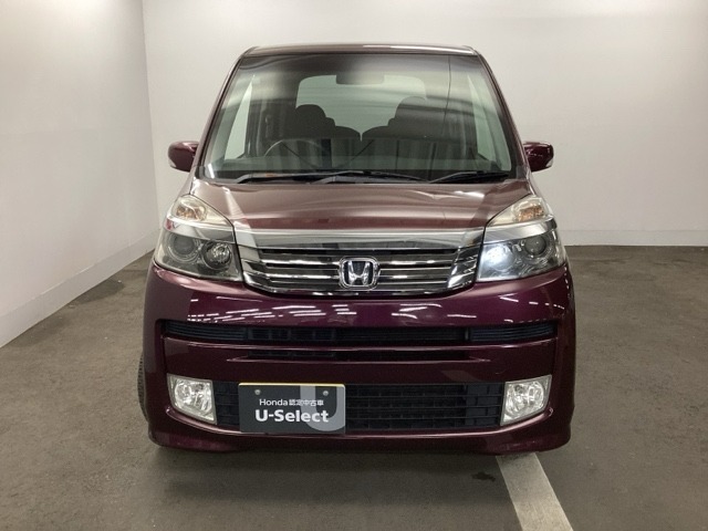 このフロントマスクは個性もいっぱい　人気の車です。