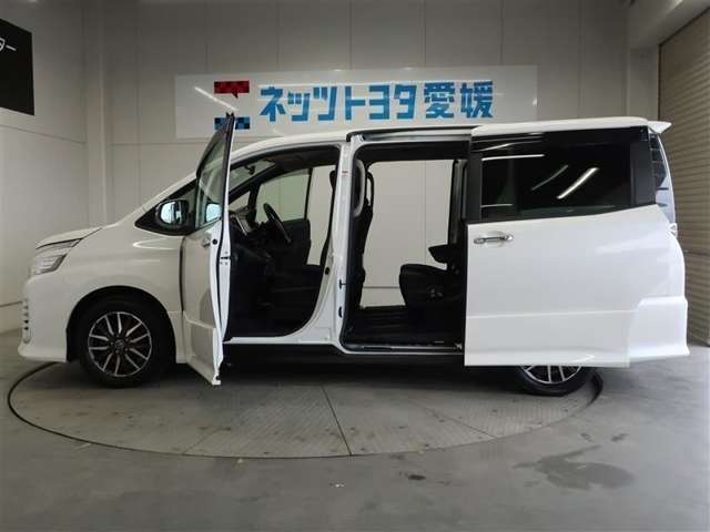 両側パワースライドドア付きだから、狭い駐車スペースなどでの 乗り降りラクラク！小さなお子さまのいるご家庭には嬉しい装備。
