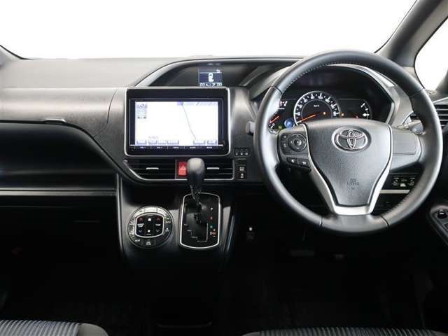 運転席は見晴らしが良く、運転しやすいレイアウトになっています。