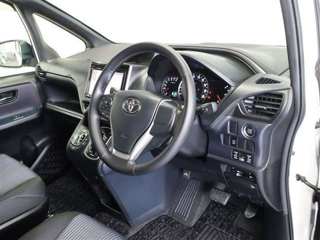 見通しのよいすっきりとした視界で、誰でも運転しやすいです。運転のしやすさは疲れにくさにも繋がりますよ♪