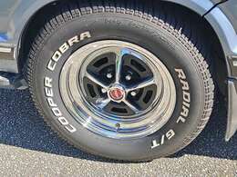 1965FORDマスタング15インチ　ラリーホイールにホワイトレターのタイヤがKOOLでしょ。タイヤ溝もしっかりあります。