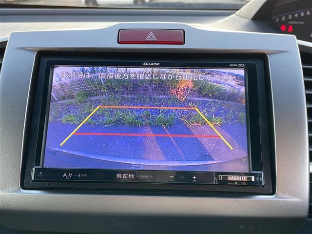 【バックカメラ】駐車時に後方がリアルタイム映像で確認できます。大型商業施設や立体駐車場での駐車時や、夜間のバック時に大活躍！運転スキルに関わらず、今や必須となった装備のひとつです！