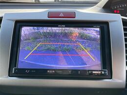 【バックカメラ】駐車時に後方がリアルタイム映像で確認できます。大型商業施設や立体駐車場での駐車時や、夜間のバック時に大活躍！運転スキルに関わらず、今や必須となった装備のひとつです！