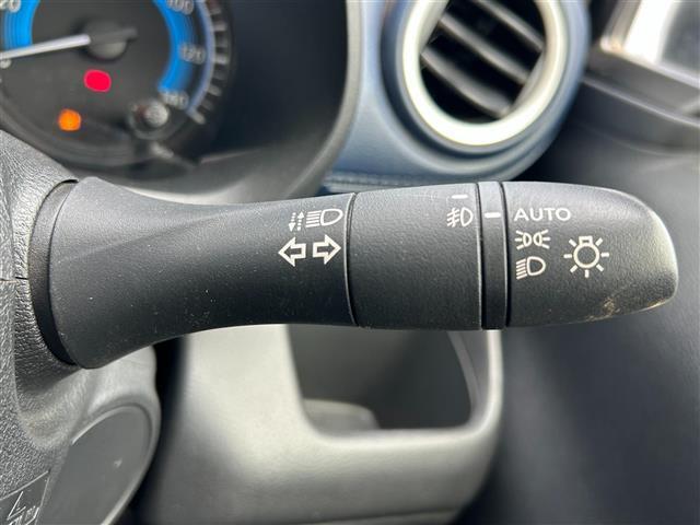 【オートライトシステム】車外の環境に合わせてライトを点灯します。トンネル入り口では瞬時に点灯するなど、点灯、消灯を車外の明るさに応じて行います。