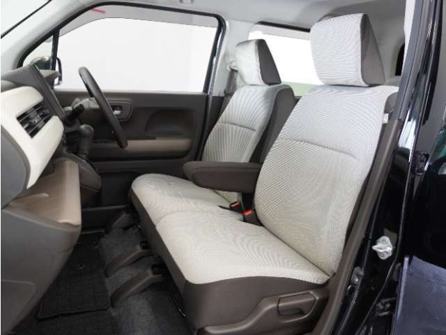 運転席と助手席は足元が繋がっているので自由に行き来しやすいので駐車場が狭いときでも助手席側からスムーズに乗り降りできて便利！