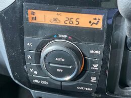 【オートエアコン】一度お好みの温度に設定すれば、車内の温度を検知し風量や温度を自動で調整。暑い…寒い…と何度もスイッチ操作をする必要はありません。快適な車内空間には必須の機能ですね♪