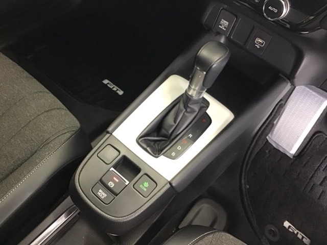 発進時から滑らかに加速する無段階変速のCVTはストップ/ゴーの多い街の中も快適です