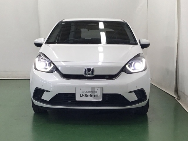 LEDヘッドライトを装備しています。LEDヘッドライトはとても明るく、雨の日や夜間走行も安全・安心です。オートライトコントロール付きで周囲の明るさに応じて自動で点灯・消灯します