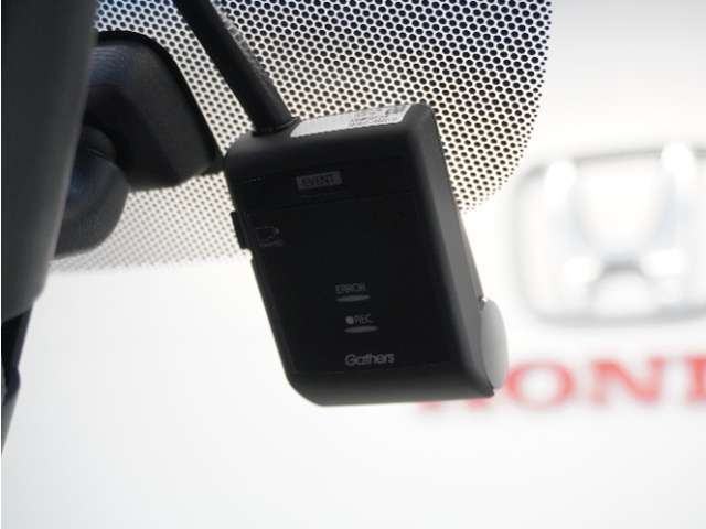 ◆ドライブレコーダー◆映像・音声などを記録する自動車用の装置です。　もしもの事故の際の記録はもちろん、旅行の際の思い出としてドライブの映像を楽しむことができます。
