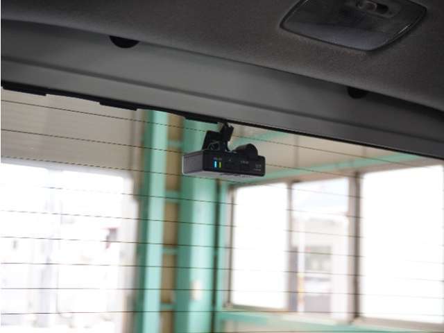 この車にはリアにもドライブレコーダーを装備しております◆映像・音声などを記録する自動車用の装置です。　もしもの事故の際の記録はもちろん、旅行の際の思い出としてドライブの映像を楽しむことができます。