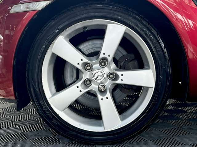 純正18AWが装着しています！よりスポーティな印象です。
