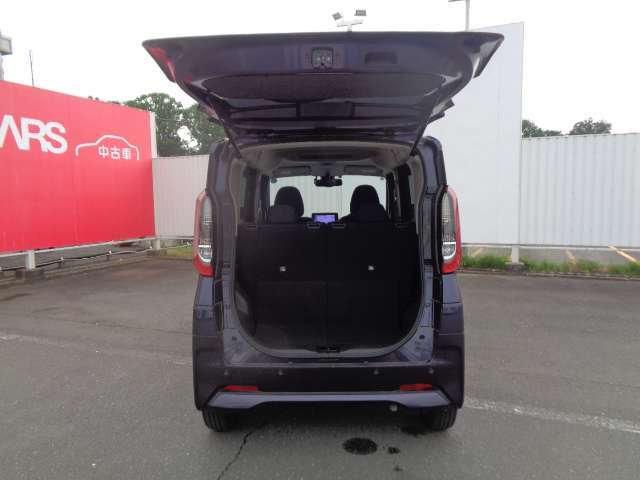 バックドアもとても大きく開きますので、荷物の積み下ろしもラクラク。