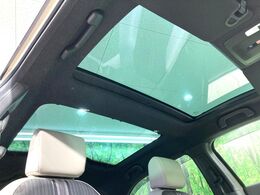 【ガラスルーフ】ガラスルーフ搭載で車内の解放感が一気にアップ！開放的なドライブをお楽しみいただけます。