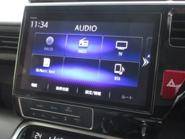 ナビはギャザズ10インチメモリーナビVXU-207SWiを装着。AppleCarPlay、AM、FM、CD、DVD再生、Bluetooth、音楽録音再生、フルセグTVがご使用いただけます。