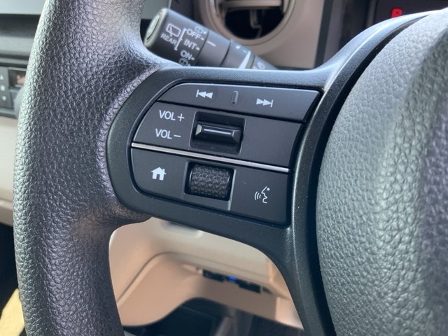 ステアリングにオーディオ操作スイッチが付いています。オーディオ画面に直接タッチしなくても操作が出来ますので、運転に集中できます。