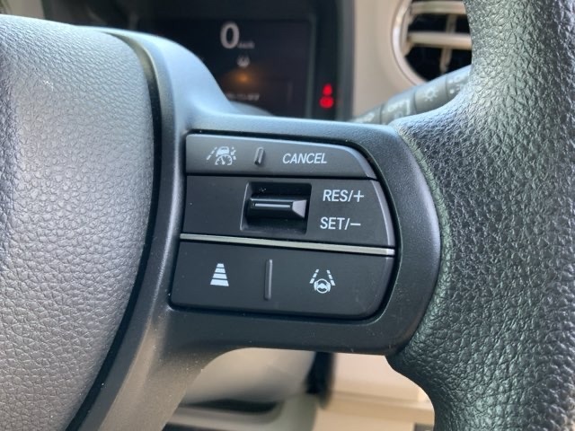 クルーズコントロールを装備しています。高速道路などで一定の速度で走ってくれるので運転が楽ですよ！速度を設定できますので、スピードの出しすぎにも注意できます。