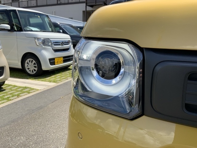 LEDヘッドライトは、点灯の瞬間から最大光量を発揮し、突然暗くなるトンネルなどでの安定感を高めます。