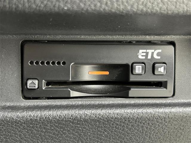 【ETC】有料道路を利用する際に料金所で停止することなく通過できる、ETC車載器（ノンストップ自動料金収受システム機器）が装備されています。セットアップを行うことで利用可能になります。
