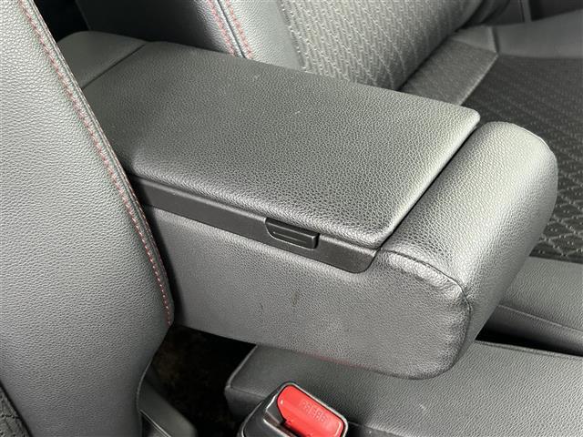 【運転席】座り心地が良いシートなので長時間の運転でも快適にお過ごしいただけます。新品のフロアマットのご注文も可能です。掲載箇所以外にご希望の写真がございましたらお気軽にお問い合わせ下さい。