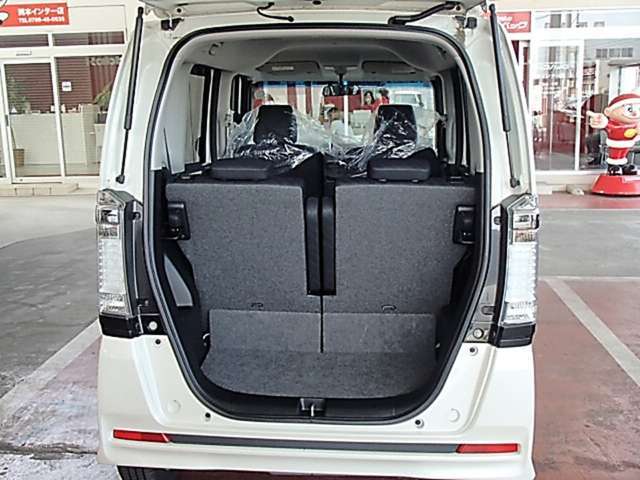 大きな荷物も大丈夫♪　リアシートを倒せば、広々荷物スペースが作れます♪