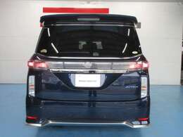 全ガラスには撥水コートを施工し、専用ワイパー装備！雨の日の運転でも見やすい視界で疲労も軽減されます。弊社工場長もオススメの施工です。