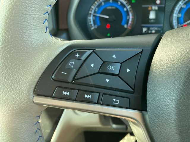 ステアリングから手を離さずにオーディオ等の操作ができるステアリングスイッチ。利便性だけでなく事故防止にも役立ちます。