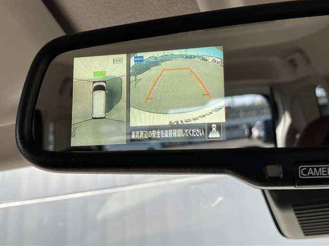 ボタン1つでルームミラーに映し出すことも出来ます★