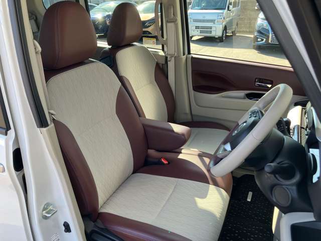 フロントベンチシートだから運転席足元もゆったり！広々快適です♪助手席へのウォークスルーも楽々可能！