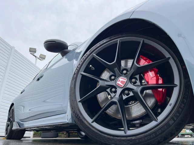 【純正19インチアルミホイール】外観にマッチした純正アルミホイールを装着しております。各種社外アルミホイールや、スタッドレスタイヤも取扱いしております。是非ご相談ください♪