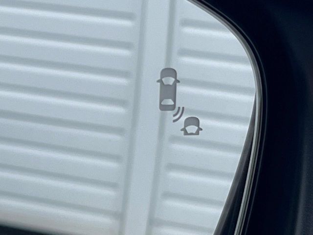 【ブラインドスポットインフォメーション】走行中、ドアミラーの死角になりやすい箇所に後続車が接近するとサイドミラー付近に警告を表示、ドライバーに注意喚起をしてくれます。