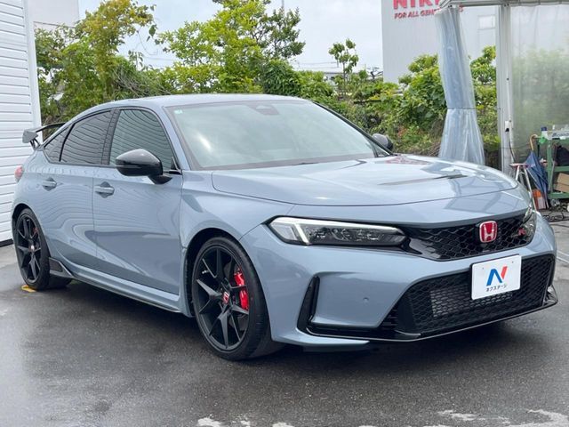 大好評のボディコーティング「弾スプラッシュコート」もご納車までに施工可能。通常のガラスコートと異なる、耐久年数6年の無機質ガラスコーティングが、ボディをキレイな状態に保ってくれます。