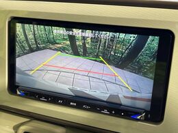 【バックカメラ】駐車時に後方がリアルタイム映像で確認できます。大型商業施設や立体駐車場での駐車時や、夜間のバック時に大活躍！運転スキルに関わらず、今や必須となった装備のひとつです！