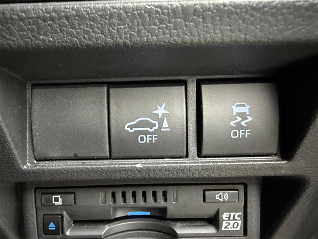 【ETC】有料道路を利用する際に料金所で停止することなく通過できる、ETC車載器（ノンストップ自動料金収受システム機器）が装備されています。セットアップを行うことで利用可能になります。