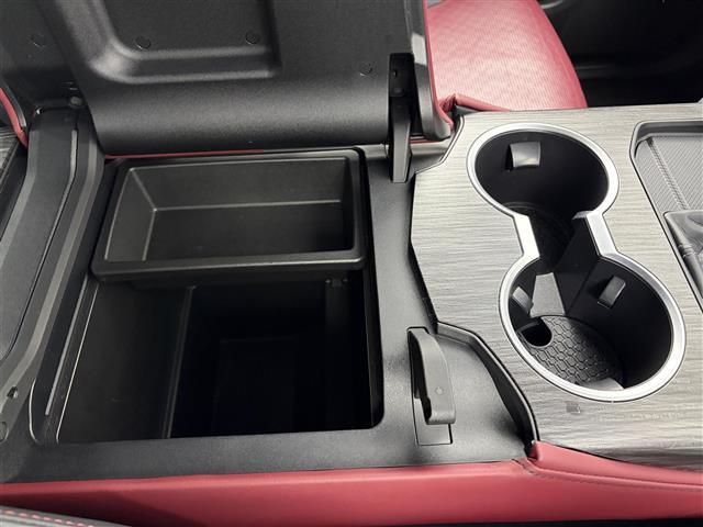 【ドリンクホルダー】『ドリンクホルダー周辺』の画像になります。写真の内容に関してご不明点、ご質問等がございましたらお気軽にガリバー店舗までお問い合わせください。