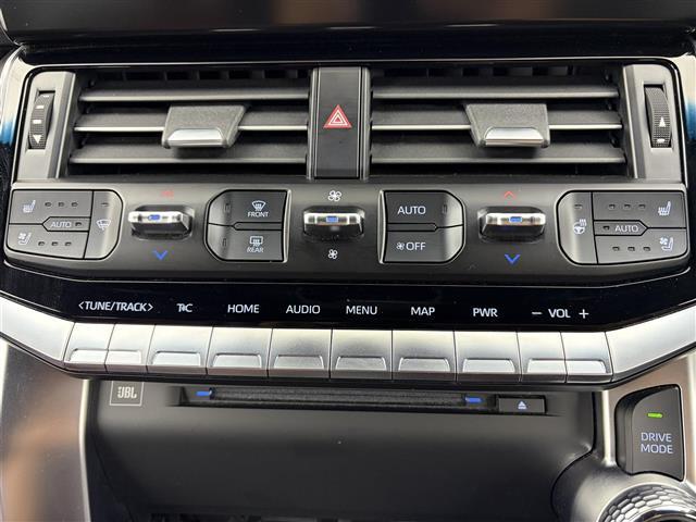 【エアコン】『エアコン装備』の画像になります。暑い夏でも寒い冬でも、車内に快適な空気を届けるので、いつでも快適な車内空間を創り上げます！