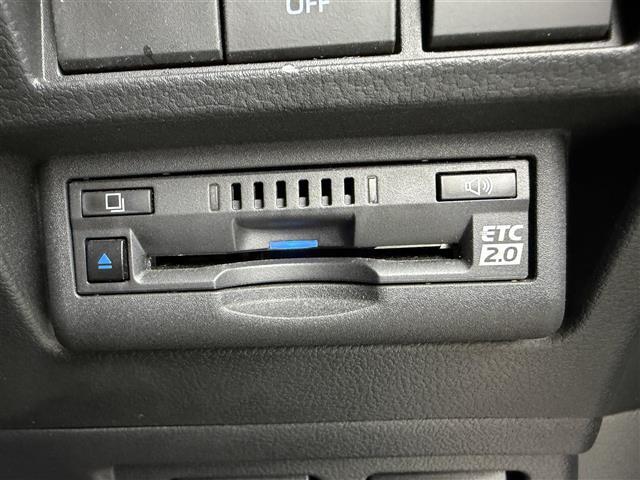 【ETC】有料道路を利用する際に料金所で停止することなく通過できる、ETC車載器（ノンストップ自動料金収受システム機器）が装備されています。セットアップを行うことで利用可能になります。