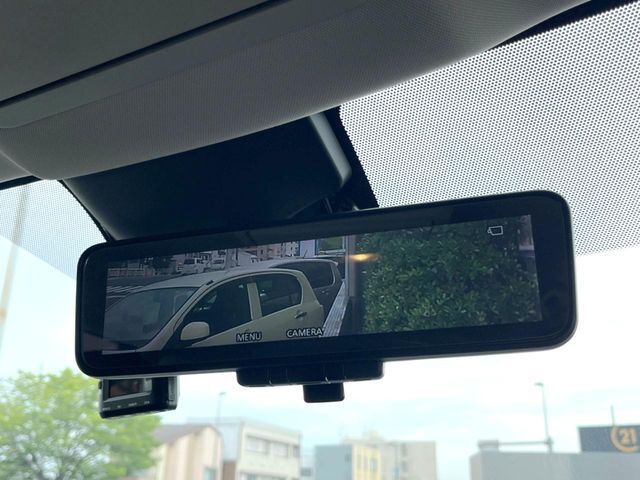 【インテリジェントルームミラー】後席の大きな荷物や同乗者で後方が確認しづらい時でも安心！カメラが撮影した車両後方の映像をルームミラー内に表示。クリアな視界で状況の確認が可能です！