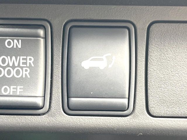 【パワーバックドア】スマートキーや運転席のボタンを押すだけでリアゲートが自動で開閉します！荷物を持っている時や、高い位置にあるバックドアを閉める際に便利な機能です♪