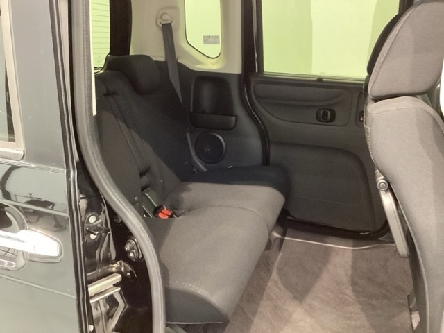 後席も余裕の広さ！ゆったりくつろげます！！