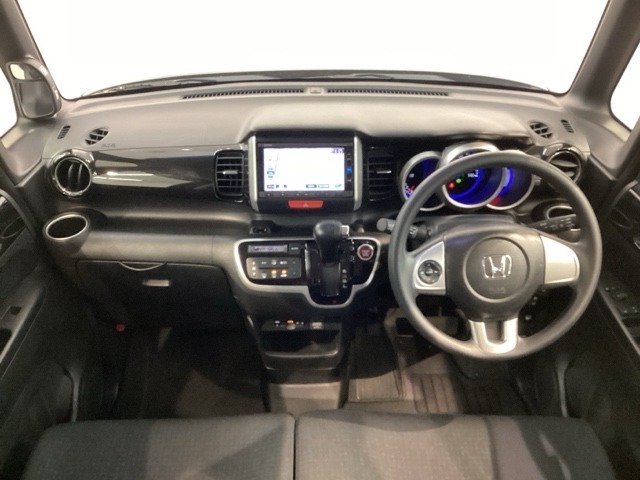 使いやすいレイアウトのダッシュボード周辺です。オートエアコンや小物入れなど嬉しい装備が満載です。