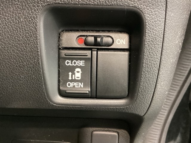 パワースライドドアが付いています。ワンタッチで簡単にお子様でも、お年寄りの方でも、開閉できますからとても便利です。キーレスや車内スイッチでも自動でドアの開閉ができます。