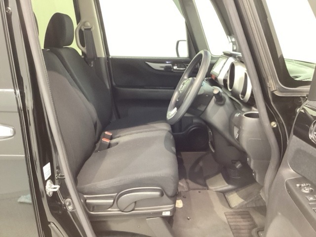 シートは厚めのクッションですのでゆったり座れますよ。