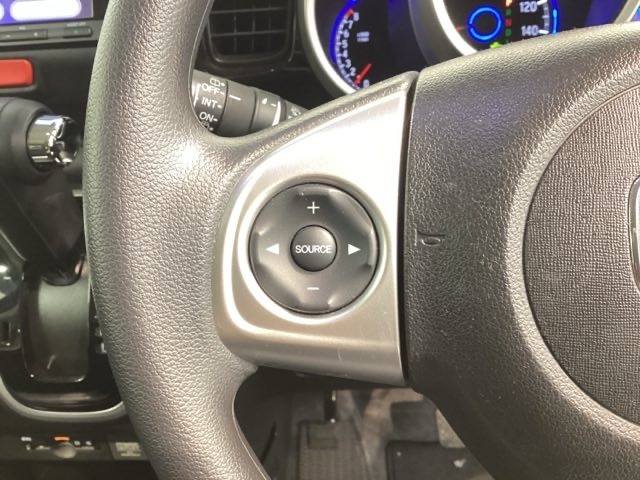 ステアリングにオーディオ操作スイッチが付いています。オーディオ画面に直接タッチしなくても操作が出来ますので、運転に集中できます。