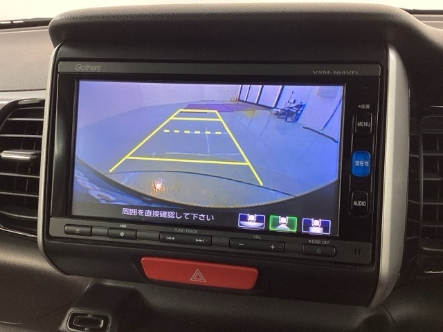 リバースギアに入れるだけで後方の表示へ切り替わります。夜間や雨の日の駐車も楽になりますよ。