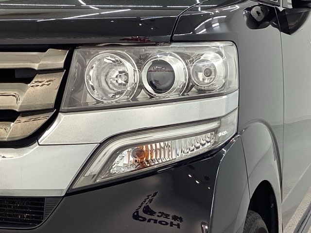 ディスチャージヘッドライト搭載でしっかり明るく照らしてくれるので、夜間走行や不慣れな道でも安心です。