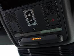 フルガラスパノラミックルーフ。車内に気持ちいい自然光が差し込み、頭上に広がる風景をお楽しみいただけます。快適な車内温度を維持し日差しから乗員とインテリアを守るダークカラーのガラス。電動ブラインド付き！