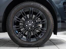 OPの20インチ5スプリットスポークホイール装備！力強さと重厚感を感じさせる太めのスポーク、車体全体のバランスを考慮した洗練されたデザイン性でイヴォークの魅力を際立たせます！