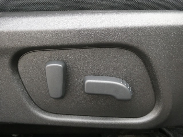 ◆電動シート装備◆シートポジションの調節が電動でできます。体格にあった細かな位置調整ができます！